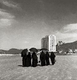 Contrastes”, Guarujá, foto Alice Brill, c. 1953 (Acervo IMS) 