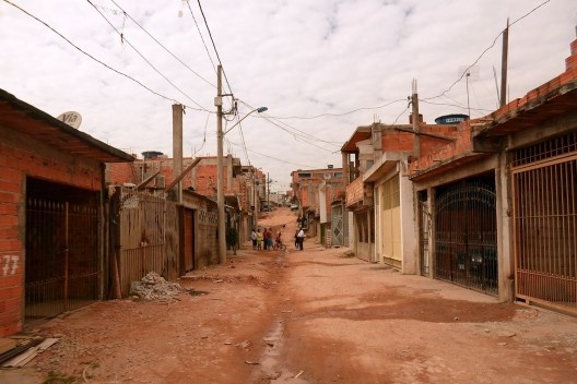 Rua sem urbanização no Brasil (2013). Foto da Playing Opossum Press (Creative Commons).