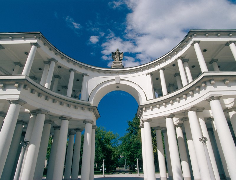 Entrada do Cemitério Žale é uma das obras mais marcantes de Plečnik na capital eslovena (Foto: Município de Liubliana)