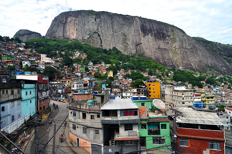 Rocinha, no Rio de Janeiro, maior favela do Brasil (Foto: Chensiyuan/CreativeCommons)