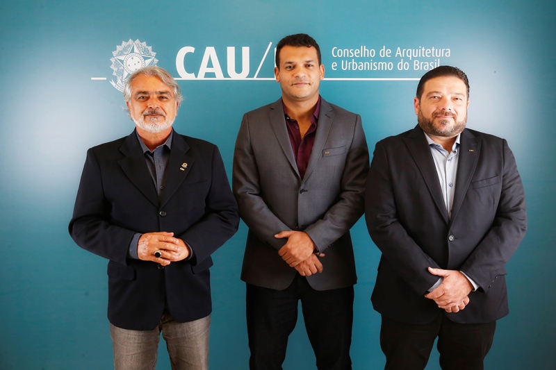 Comissão Eleitoral Nacional (2018): Osvaldo Abrão, Matozalém Sousa (coordenador-adjunto) e José Gerardo Fonseca (coordenador) (Foto: San Rogê - CAU/BR)