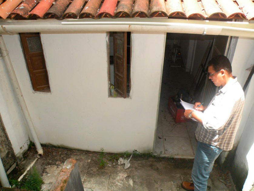 Arquiteto e urbanista João Costa durante vistoria em casa de morador candidato à assistência do Escritório Público 