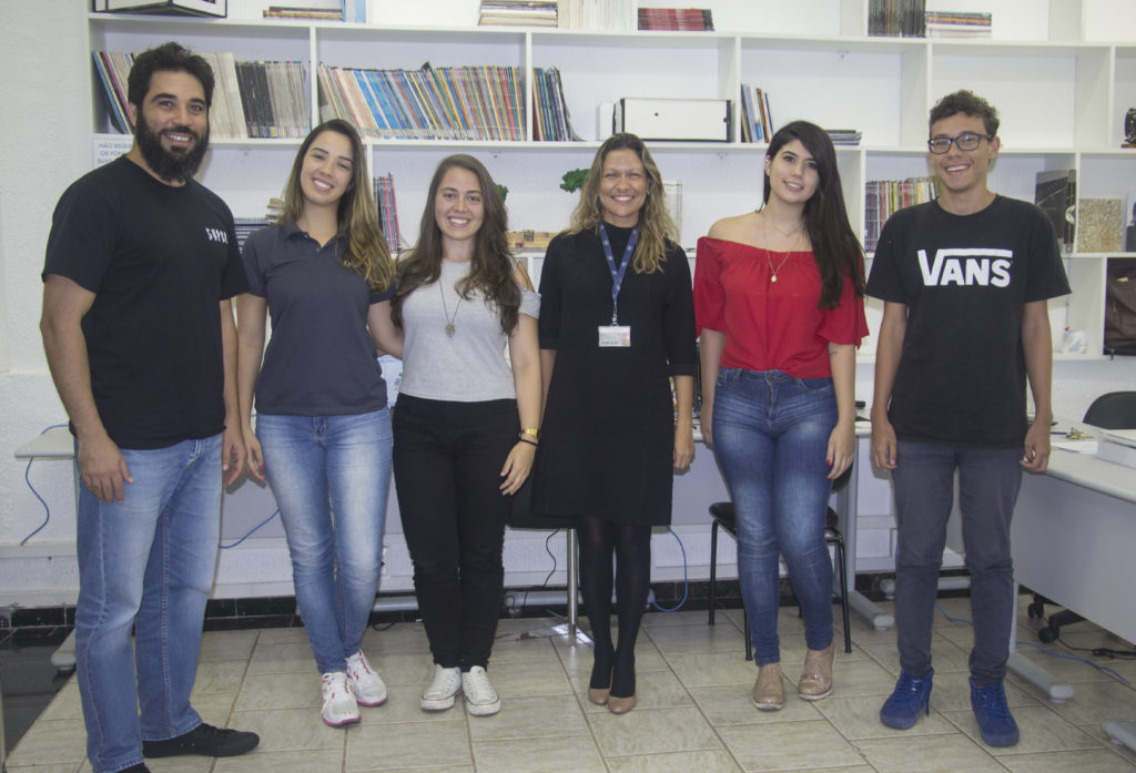 Professores Alexandre Nicolau e Andreia Fernandes com estudantes no Núcleo de Estudos e Práticas, que abriga o projeto 