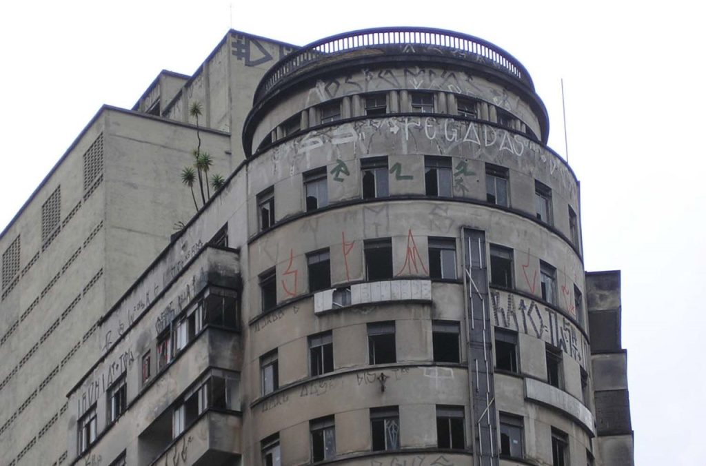 Antes: Edifício Riachuelo, construído em 1943, tinha janelas quebradas, fachada pichada e encanamentos furtados - água da chuva tomava conta da maioria dos pavimentos
