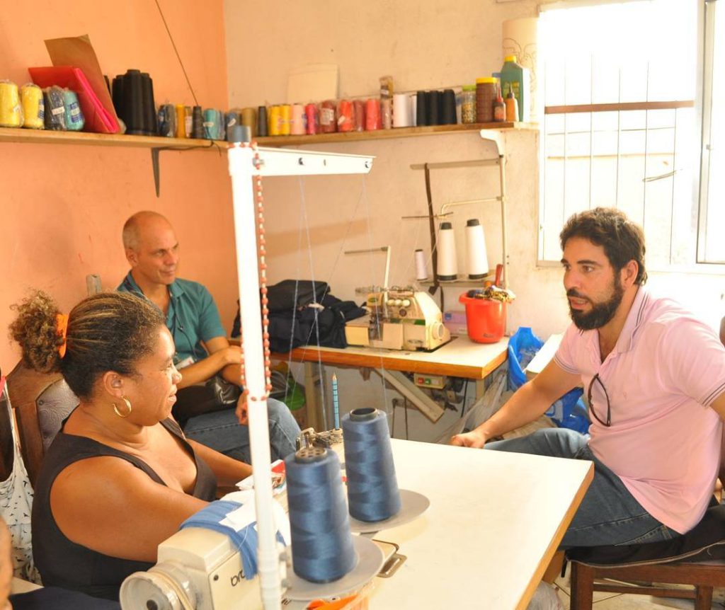Professores Alexandre Nicolau (direita) e Geraldo Fonseca em conversa com a dona da terceira casa, Juvenil Bispo 